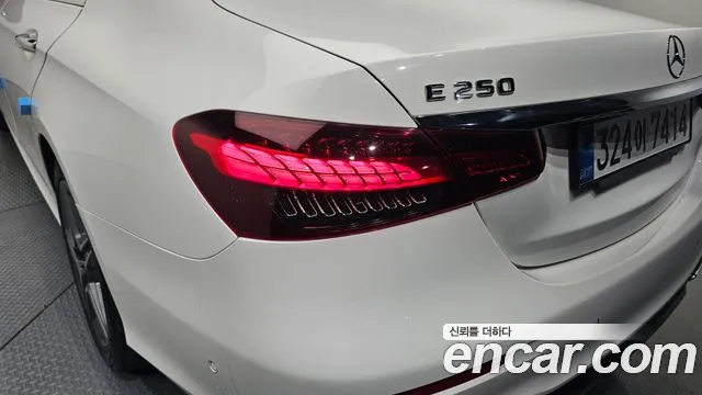 Mercedes-Benz E-Class — Фото автомобиля 23