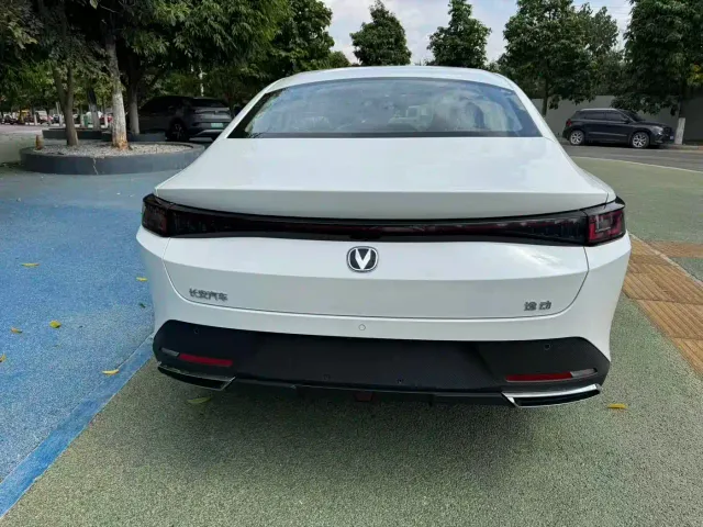 Changan Eado PHEV — Фото автомобиля 5