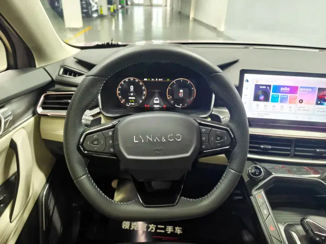 Lynk & Co 06 — Фото автомобиля 2