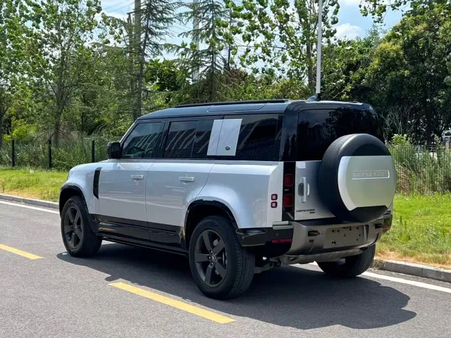 Land Rover Defender — Фото автомобиля 4