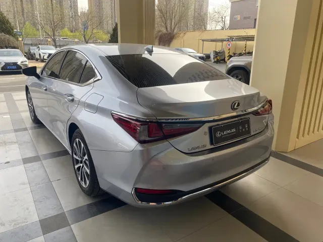 Lexus ES — Фото автомобиля 3
