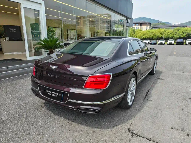 Bentley Flying Spur — Фото автомобиля 4