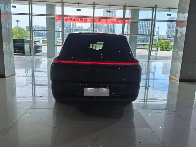 Li Auto L8 — Фото автомобиля 5