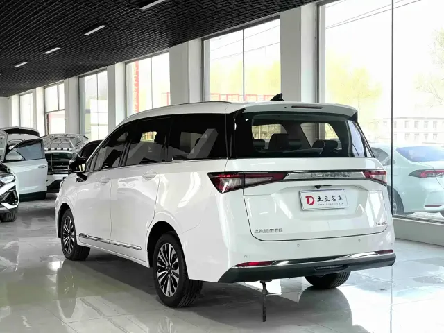 Wuling Jiachen — Фото автомобиля 4