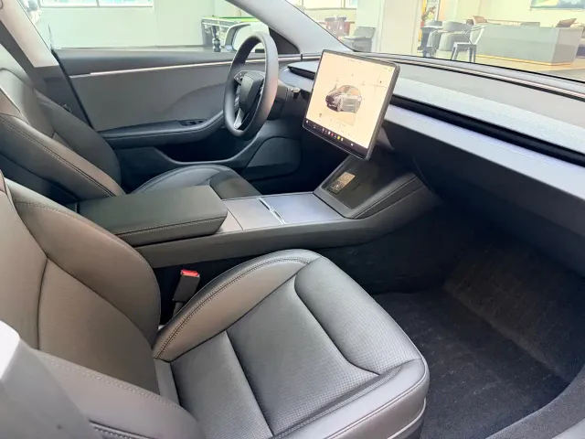 Tesla Model 3 — Фото автомобиля 12