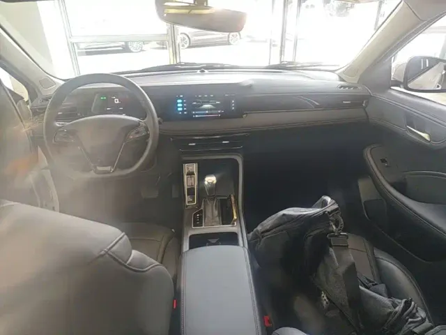 Roewe Roewe i5 2023 1.5L CVT Luxury Edition — Фото автомобиля 9