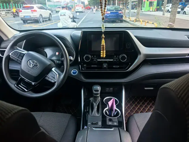 Toyota Highlander — Фото автомобиля 9