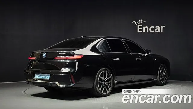 BMW i7 G70 — Фото автомобиля 2