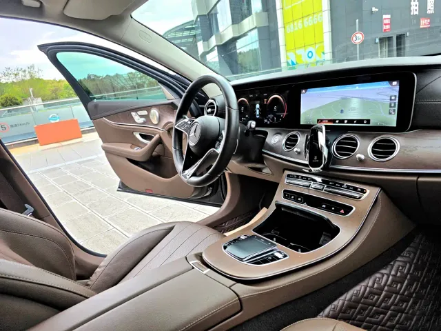 Mercedes-Benz E-Class — Фото автомобиля 12