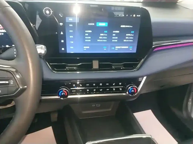 Chevrolet Equinox Plus — Фото автомобиля 12