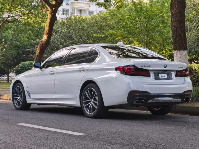 BMW 5 Series — Фото автомобиля 15