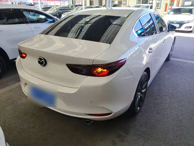 Mazda Axela — Фото автомобиля 6