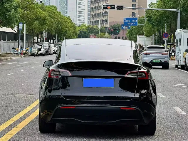 Tesla Model Y — Фото автомобиля 5