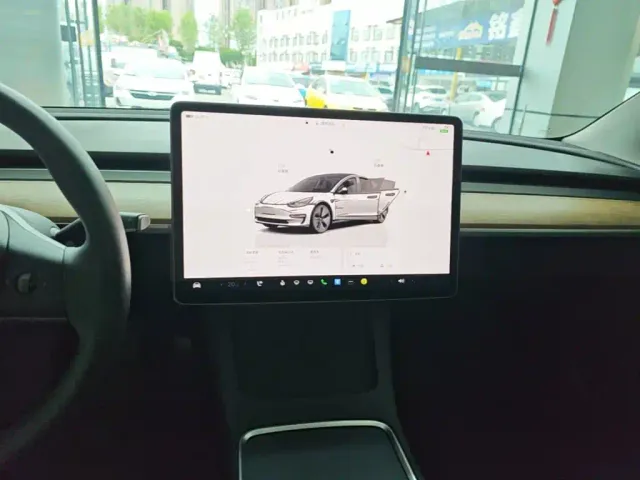 Tesla Model 3 — Фото автомобиля 12