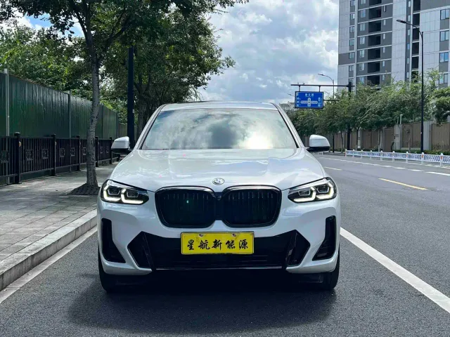 BMW iX3 — Фото автомобиля 2