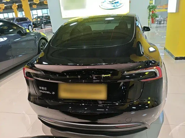 Tesla Model 3 — Фото автомобиля 5