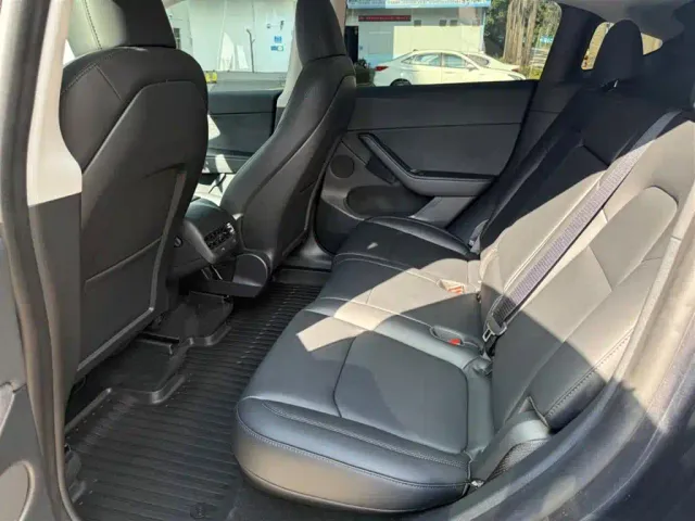 Tesla Model Y — Фото автомобиля 5