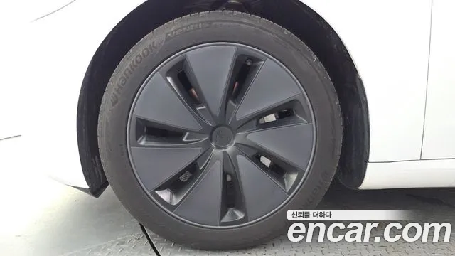 Tesla Model 3 — Фото автомобиля 5