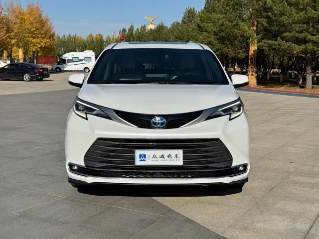 Toyota Sienna — Фото автомобиля 2