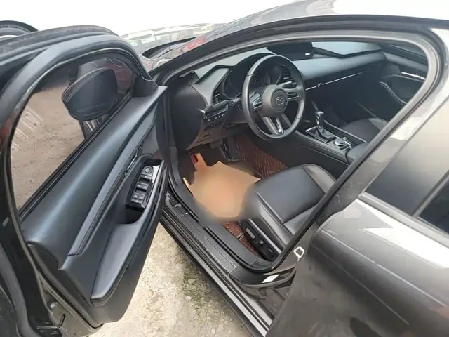 Mazda Axela — Фото автомобиля 15