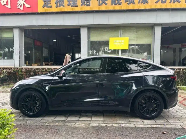 Tesla Model Y — Фото автомобиля 9
