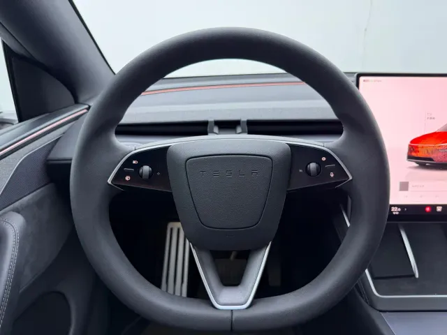 Tesla Model Y L — Фото автомобиля 12