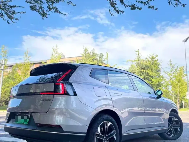 Volvo XC70 Plug-in Hybrid — Фото автомобиля 3