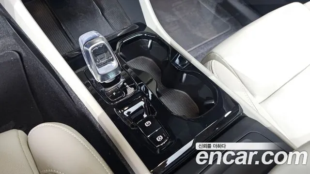 Volvo XC40 — Фото автомобиля 9
