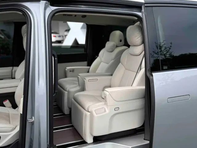 Li Auto MEGA — Фото автомобиля 6