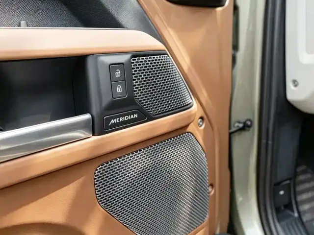 Land Rover Defender — Фото автомобиля 20