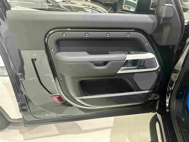 Land Rover Defender — Фото автомобиля 6