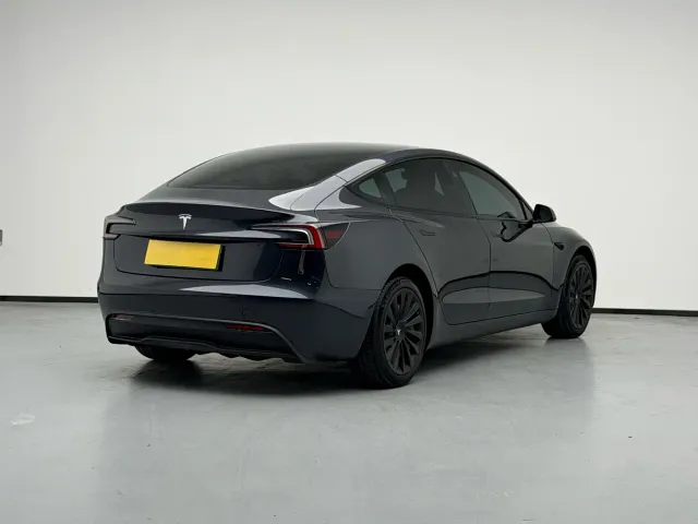 Tesla Model 3 — Фото автомобиля 2