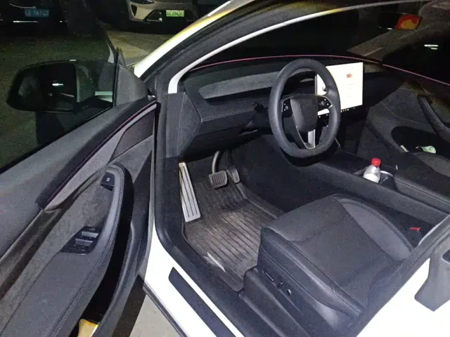 Tesla Model Y — Фото автомобиля 13