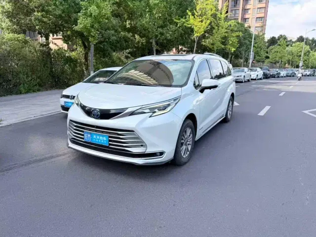 Фотография автомобиля — Toyota Sienna