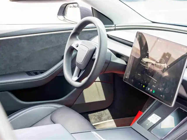 Tesla Model 3 — Фото автомобиля 13