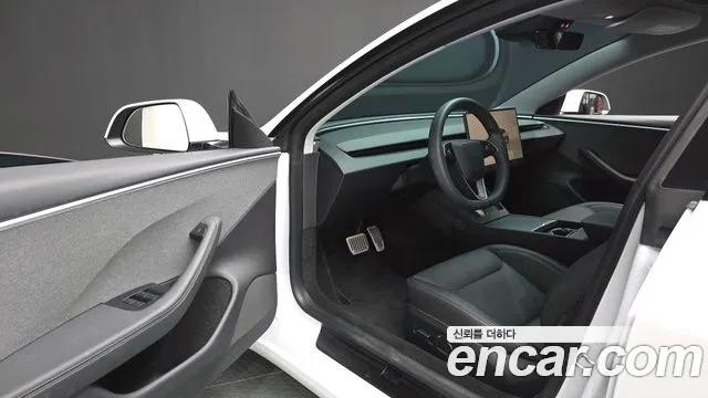 Tesla Model 3 — Фото автомобиля 10