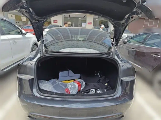Tesla Model 3 — Фото автомобиля 9