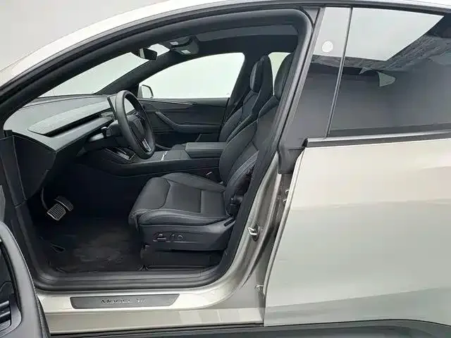 Tesla Model Y L 2025 Facelift Long Range AWD — Фото автомобиля 8