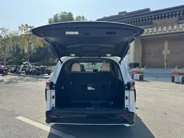 Toyota Granvia 2022 2.5L Hybrid Noble Edition — Фото автомобиля 13