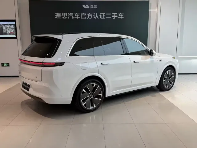 Li Auto L8 — Фото автомобиля 2