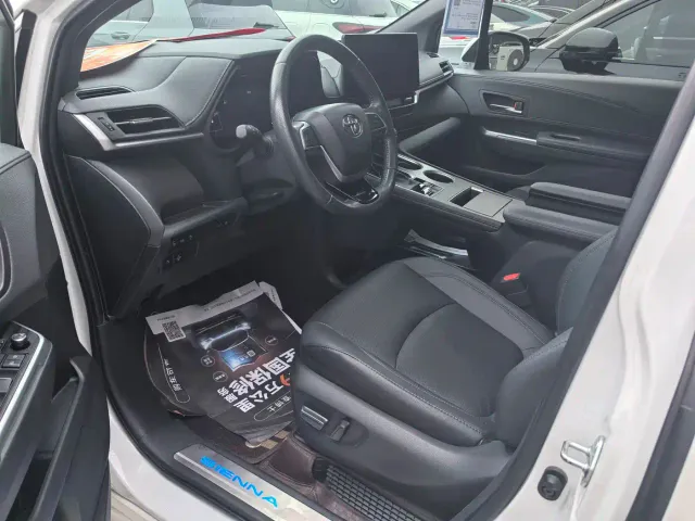 Toyota Sienna — Фото автомобиля 9