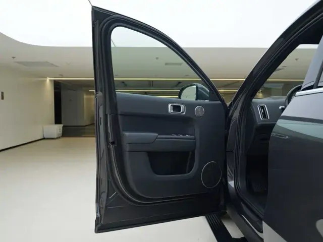 Li Auto L8 — Фото автомобиля 16