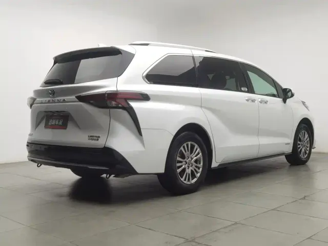Toyota Sienna — Фото автомобиля 2