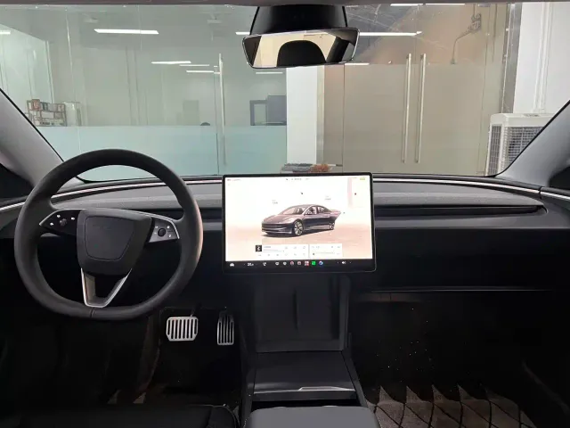 Tesla Model 3 — Фото автомобиля 16