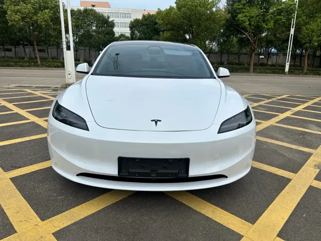 Tesla Model 3 — Фото автомобиля 2