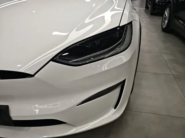 Tesla Model X — Фото автомобиля 17
