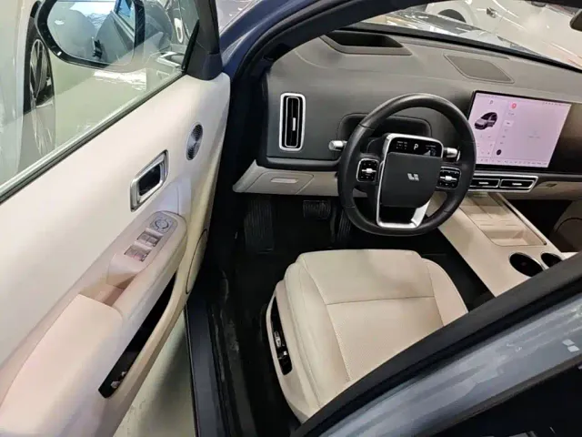 Li Auto L8 — Фото автомобиля 15