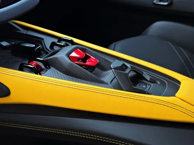 Lamborghini Revuelto — Фото автомобиля 12