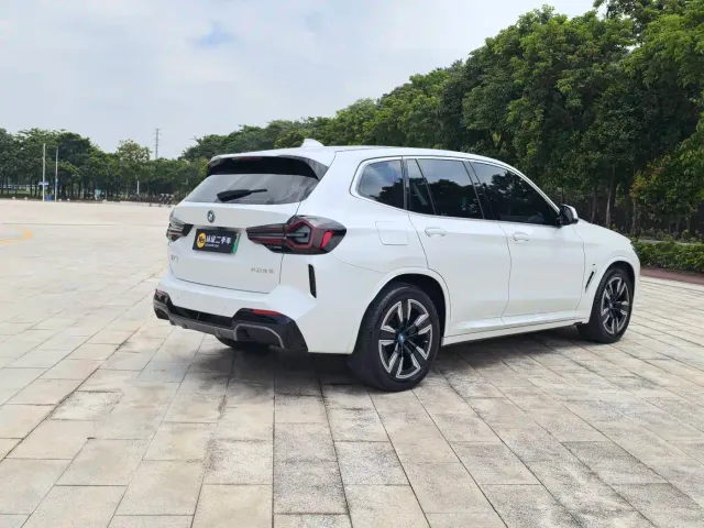 BMW iX3 — Фото автомобиля 5