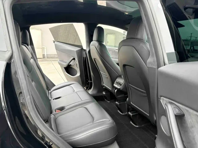 Tesla Model Y — Фото автомобиля 16